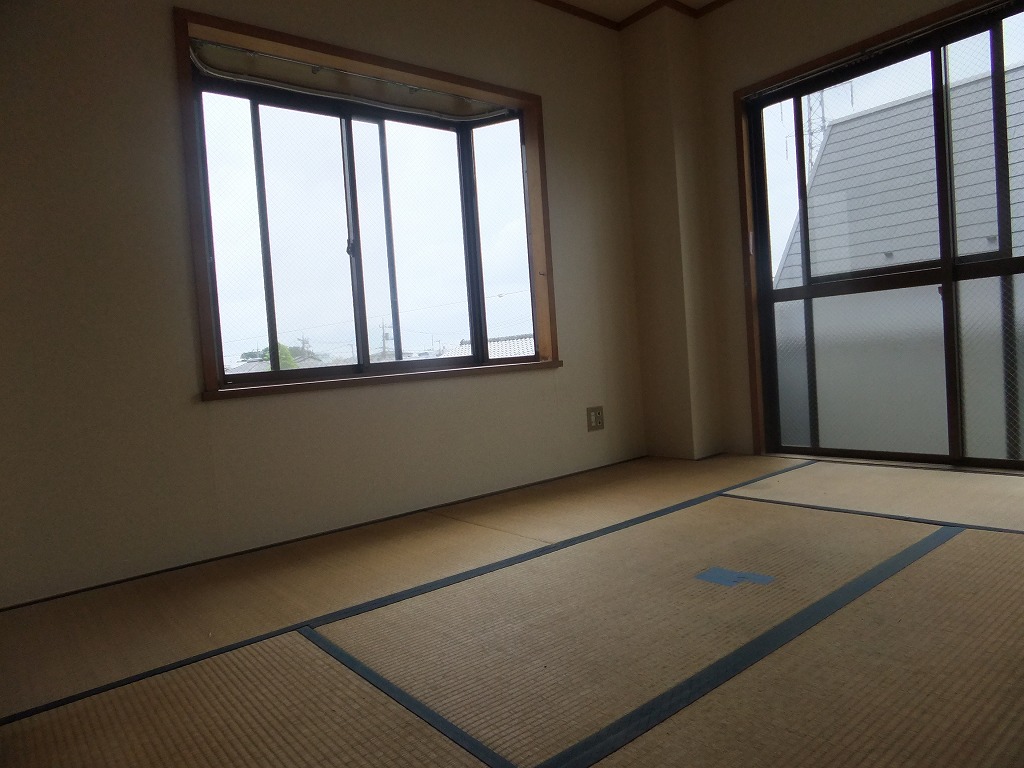 Living and room. It will be the photo of the corner room. There is no window