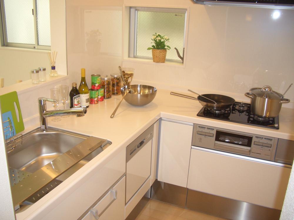 Kitchen. Equipped with dishwasher in the kitchen.