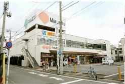 Supermarket. 500m to Maruetsu (super)