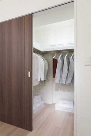 Receipt.  [Walk-in closet] Walk-in closet that can confirm the stored items at a glance is, Large-scale storage with the size of the room. In addition to the storage of a number of clothing, Drawer to feet and chest, You can put even shoe box.   ※ 70A ・ 85K ・ Except 85Kt type
