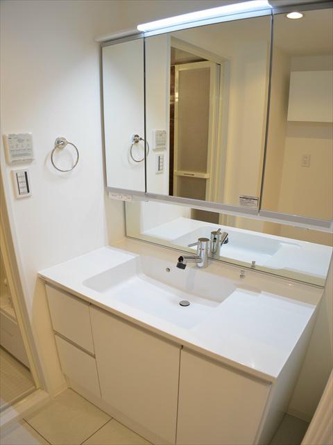 Wash basin, toilet. Three-sided mirror type of dresser