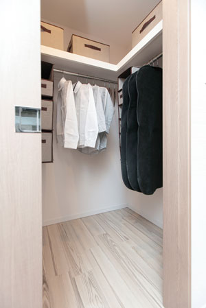 Receipt.  [Walk-in closet] Clothing is also like of course travel bag, Organize collectively ・ Installing the storage can walk in closet. Storage capacity is high walk-in closet brings a room to the entire room. (Part dwelling unit)