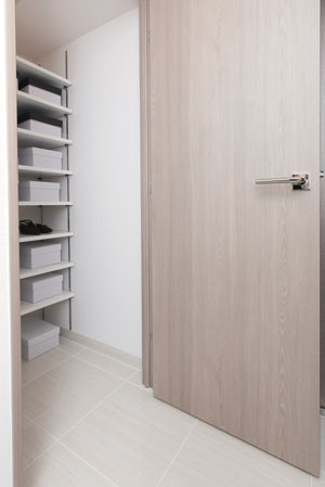 Receipt.  [Shoes closet] Set up a shoe closet of large capacity that can be tidy and clean the entrance around. Also it can be stored, such as sporting goods, It is very convenient because the rapid retrieval from the front door. (Part dwelling unit)