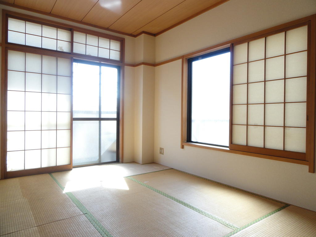 Other room space. Brightly, It is calm Japanese-style room. 