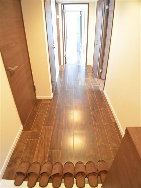 Entrance. With entrance storage