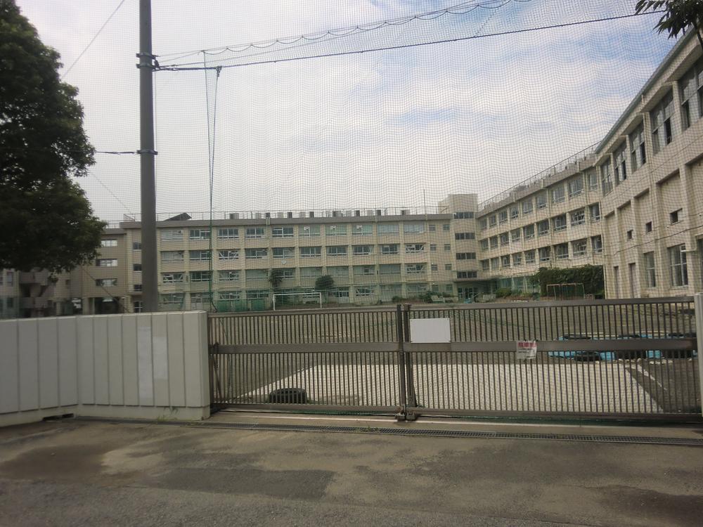 Junior high school. 880m to Shinjuku Junior High School