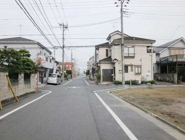 Local photos, including front road. Neighborhood is a quiet residential area.