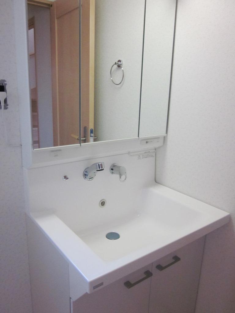 Wash basin, toilet. Building 2: The vanity of triple mirror.