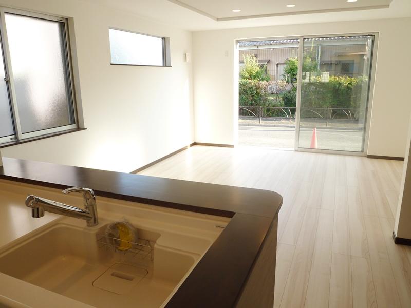 Living. View from the face-to-face in the kitchen. You can also check how the child while cooking. 1 Building Living