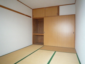 Living and room. There is also a Japanese-style room. Tatami will be replaced after your application.