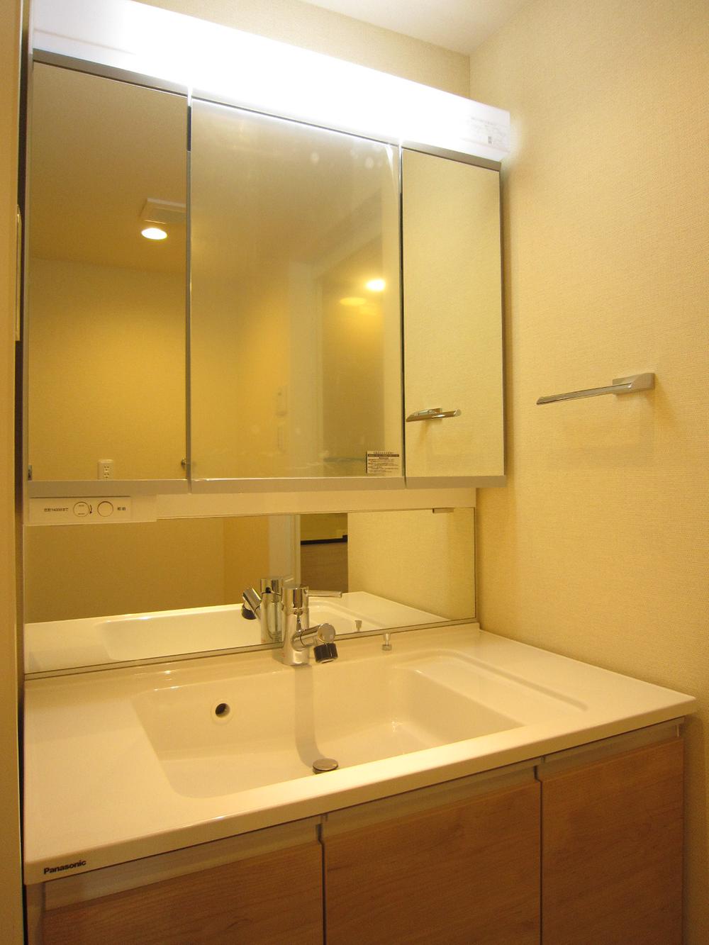 Wash basin, toilet. Indoor (12 May 2013) Shooting