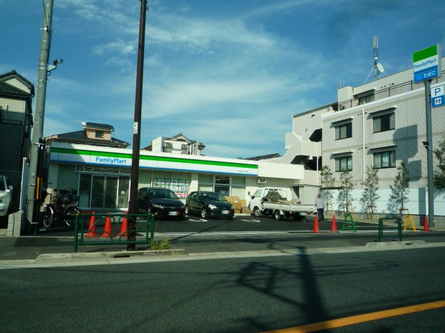 Convenience store. Family Mart (convenience store) to 200m