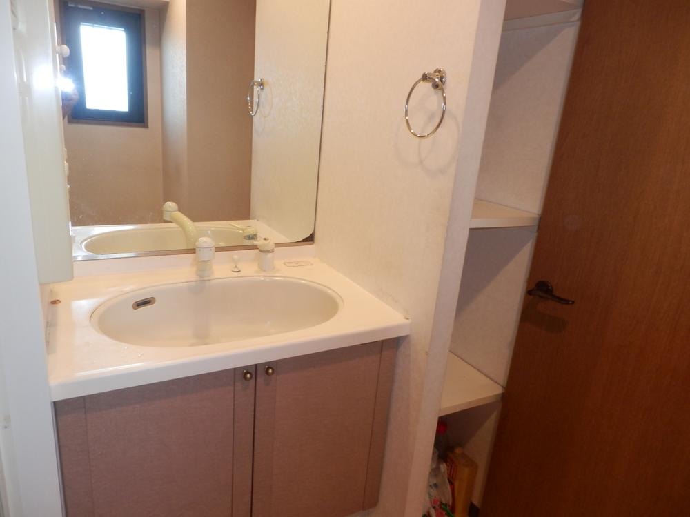 Wash basin, toilet. Indoor (09 May 2013) Shooting. Is a lavatory equipped with a light picking.