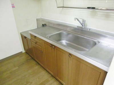 Kitchen. Two-burner gas stove is installed Allowed. 