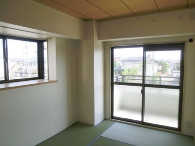 Living and room. Japanese-style room also is good is by two-sided lighting calmly. 