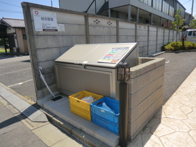 Entrance. Garbage yard equipped