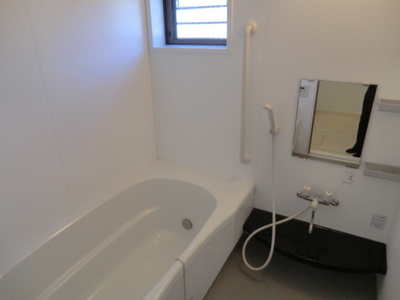 Bath. Reheating equipped ・ Windowed bathroom