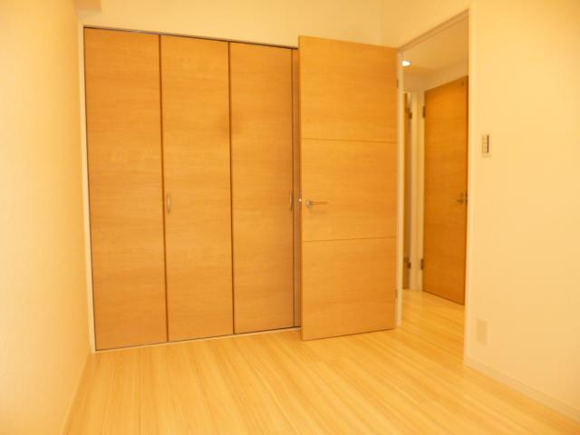 Non-living room. Western-style housing is also abundant