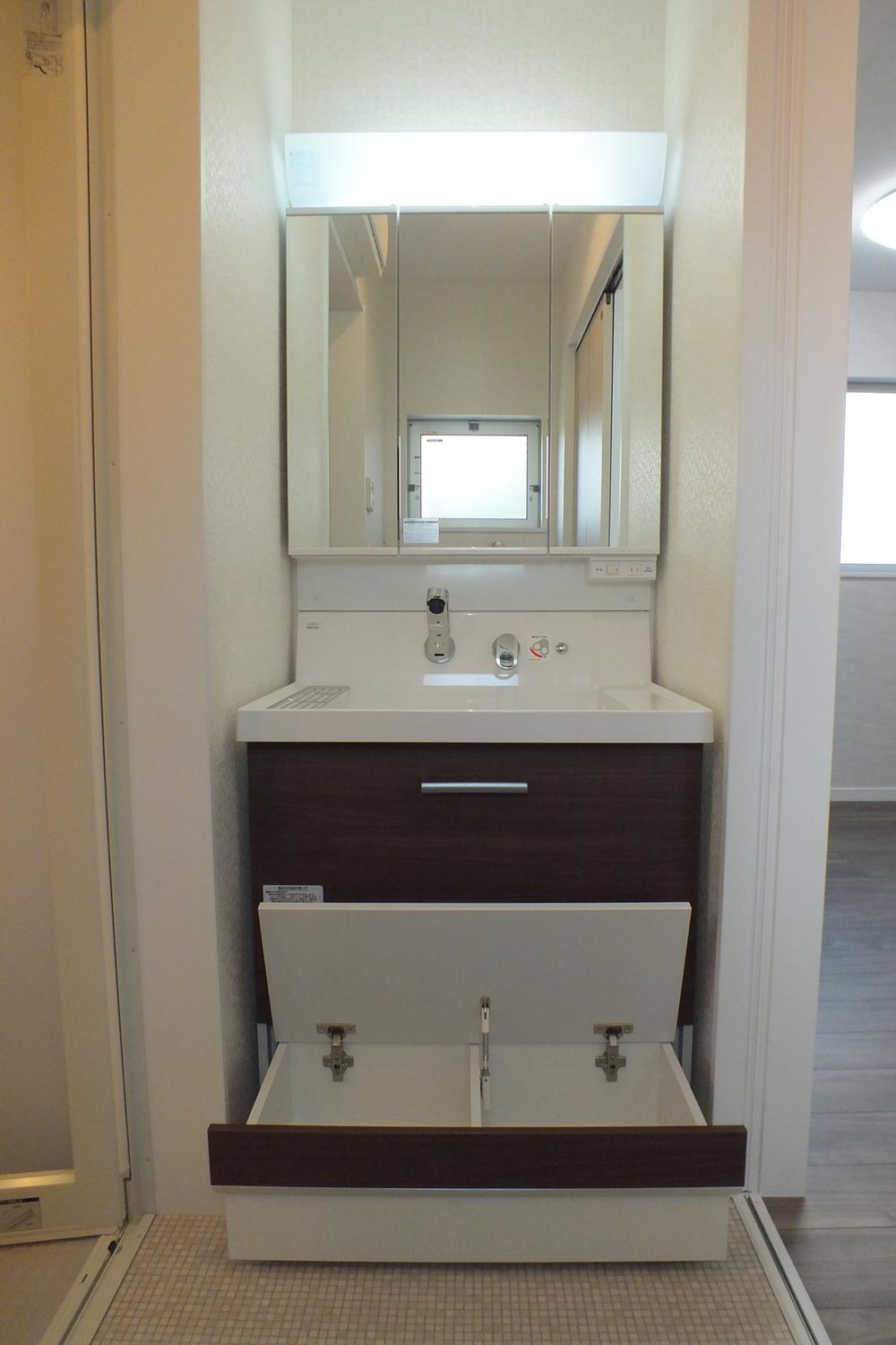 Wash basin, toilet. With springboard of children (has become a storage open the springboard) to vanity is, Kagamiura storage ・ With shampoo dresser! (The photograph is the same specification image)