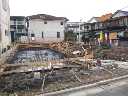 Local photos, including front road. Foundation is under construction. We will sink the concrete and reinforcement ends (November 9 shooting)