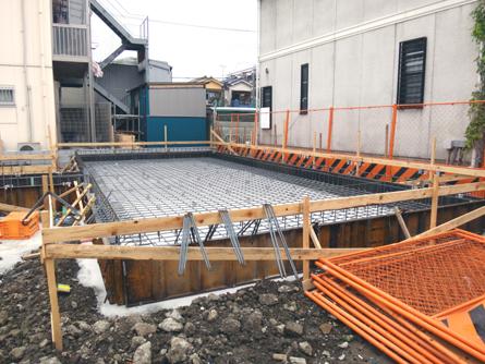 Local photos, including front road. B ・ We reinforcement of the foundation of the C Building. In order to improve the durability, Contains a lot (November 9 shooting)