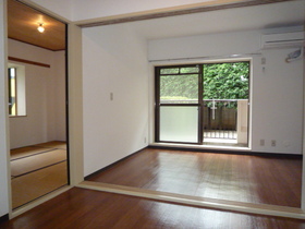 Living and room. Southwest-facing room. Because the air-conditioned first floor, Worry downstairs