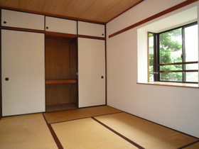 Living and room. It is with bay window. Tatami will be replaced after you apply