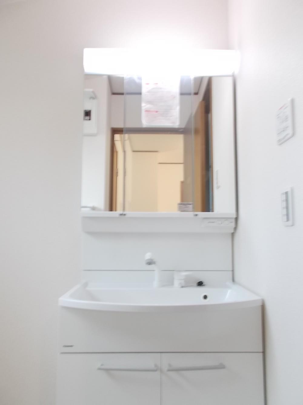 Wash basin, toilet. Katazuki you clean because plenty of vanity storage loose of the three-sided mirror