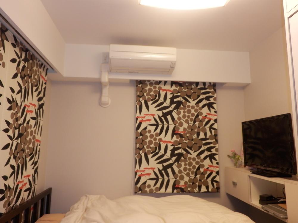 Non-living room. Indoor (10 May 2013) Shooting. It is a photograph of a Western-style two-sided lighting. Large closet (horizontal width 238cm × depth 60cm) storage have been installed.