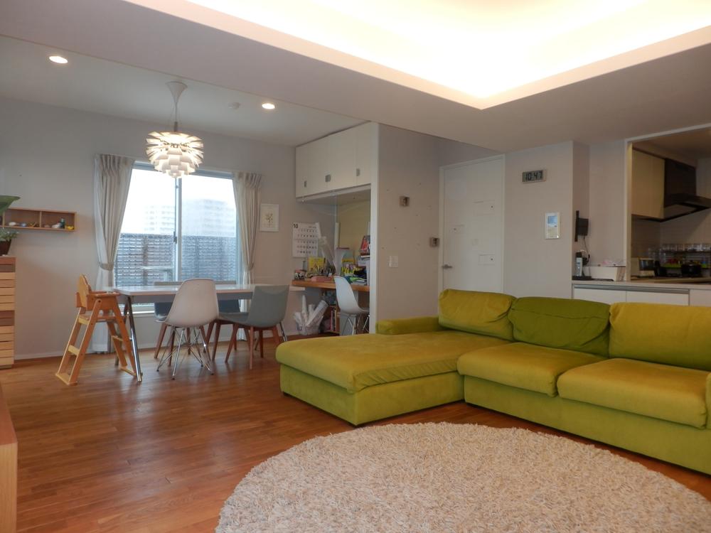 Living. Indoor (10 May 2013) Shooting. About 23.4 Pledge photo of living dining. Indirect lighting, Carousel exudes a sense of luxury.