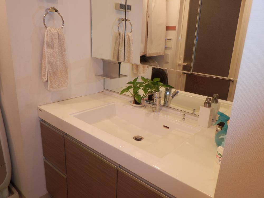 Wash basin, toilet. Indoor (10 May 2013) Shooting. Basin is a vanity with a three-sided mirror equipped with a shower faucet. Countertops and for adopting the washbowl integral, Easy to clean without joints and seams.