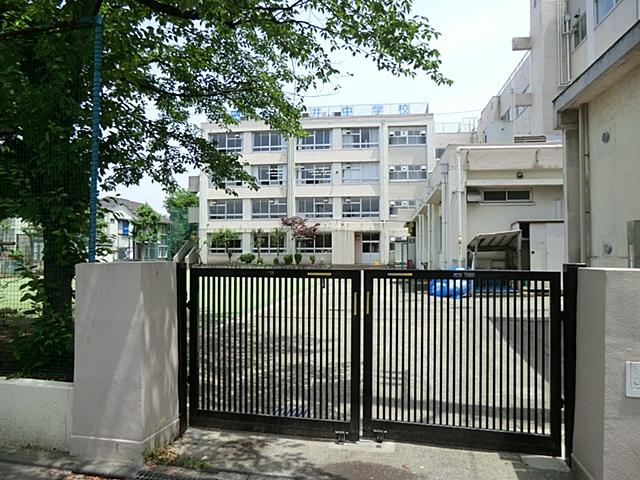 Junior high school. It is within a 10-minute walk both 442m elementary and junior high schools to Katsushika Ward Kamihirai Junior High School. You can parenting with confidence. 