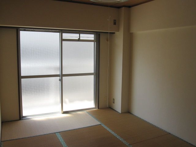 Living and room. If there is a tatami room, It will settle down after all.