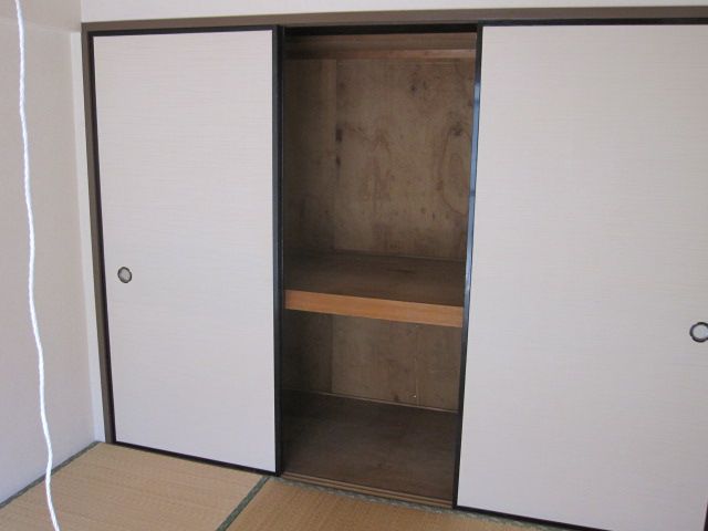 Receipt. Charm of Japanese-style room, Closet of storage capacity is high.