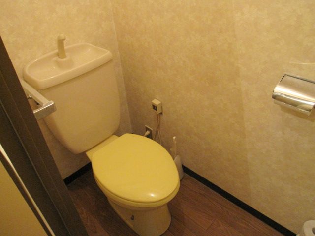 Toilet. Since the independent space, It is comfortable even size.