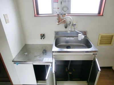 Kitchen. Two-burner gas stove installation Allowed. It comes with kettle. 