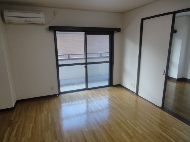 Living and room. Deposit key money 0, Nearby parking 10,000 yen