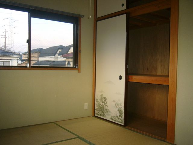 Living and room. The warm tatami Japanese-style, There plenty of closet storage. 