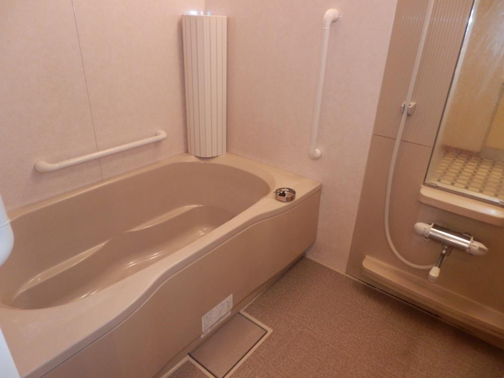 Bathroom. Indoor (11 May 2013) Shooting. 1418 is a tub of size.
