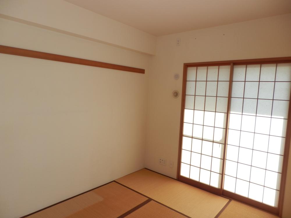 Non-living room. Indoor (11 May 2013) Shooting. bright, It is south-facing Japanese-style room.
