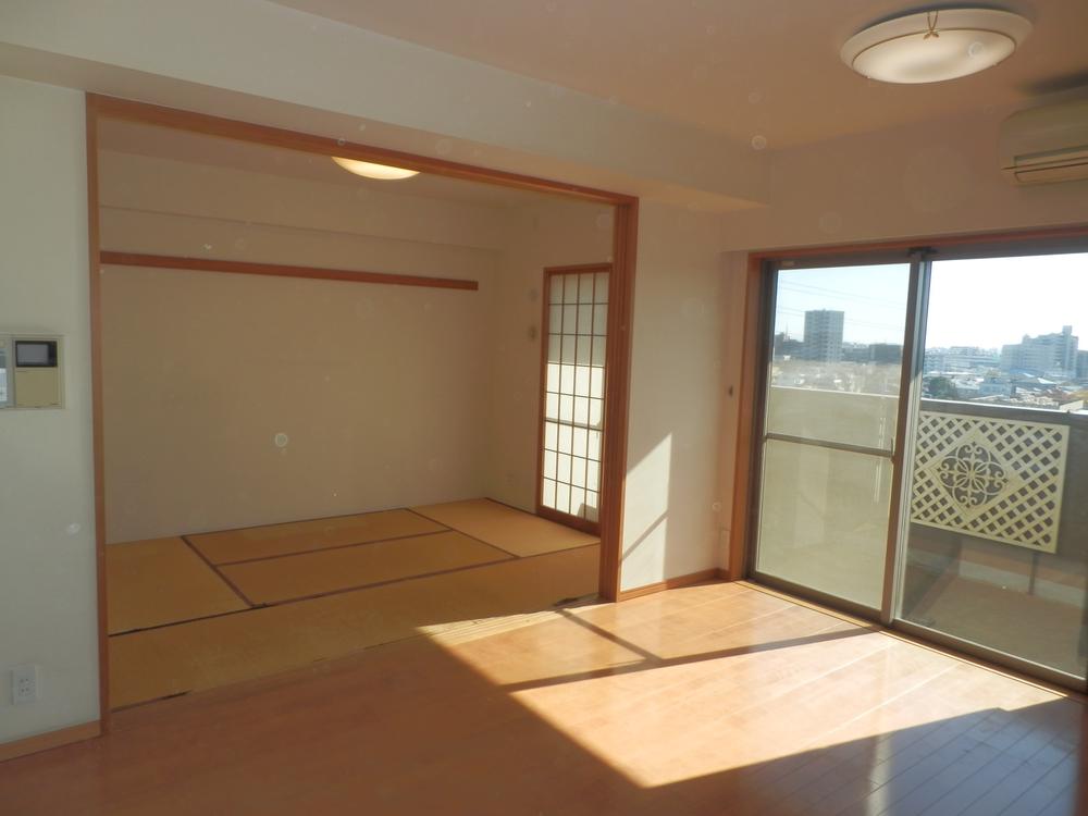Non-living room. Indoor (11 May 2013) Shooting. It is south-facing Japanese-style room adjacent to the living room.