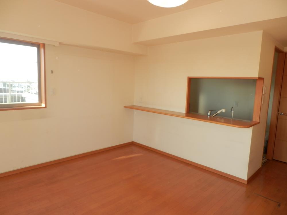 Living. Indoor (11 May 2013) Shooting. It is a living of about 11 Pledge of southwest angle room. There is the south side of the balcony and the west side of the roof balcony window.