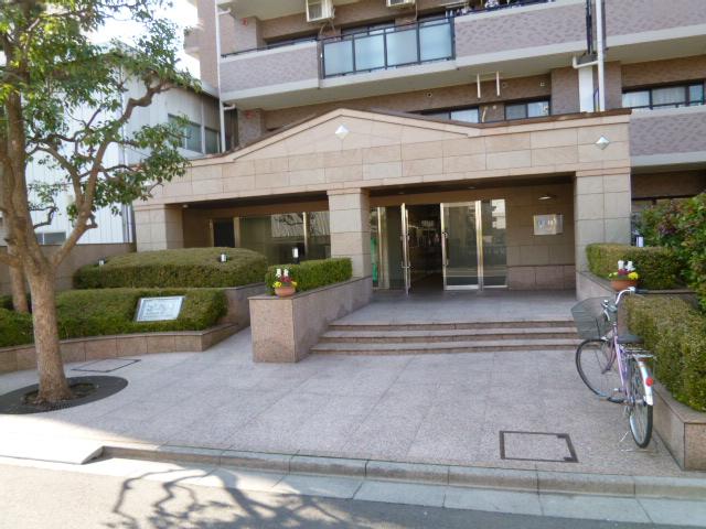 Entrance. Common areas