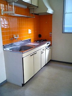 Kitchen. Spread even kitchen space, It will Hakadori also dishes at the two of you.