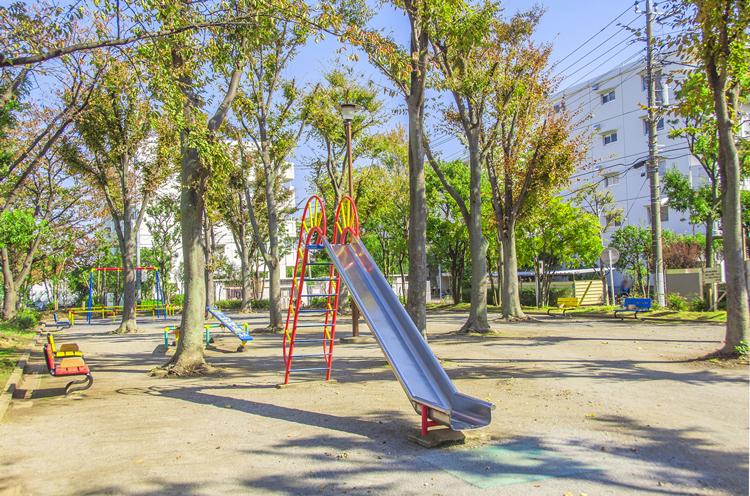 One minute of municipal Higashishinkoiwa chome park walk, Colorful colors of slide and swing, It is complete play equipment, such as a seesaw. Because it is going to feel free even in this distance if every day, Especially recommended for families with small children.