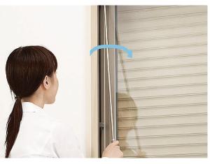 Security equipment. It can be opened and closed by a simple operation of only rotating the operating rod in a blind sense, Adopt an electric shutter on the first floor sweep window. Be opened and closed manually in the event of a power failure is also possible (reference photograph)