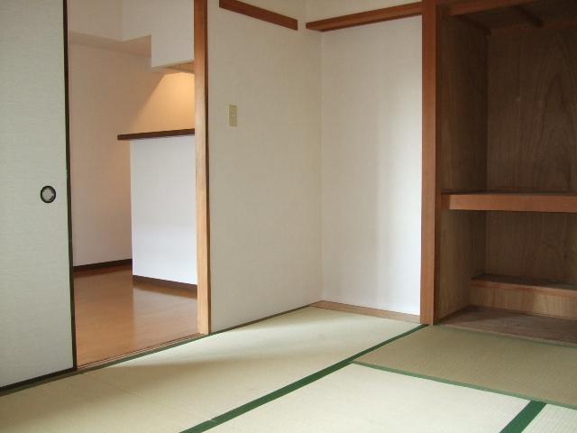 Living and room. Japanese-style room (same type)