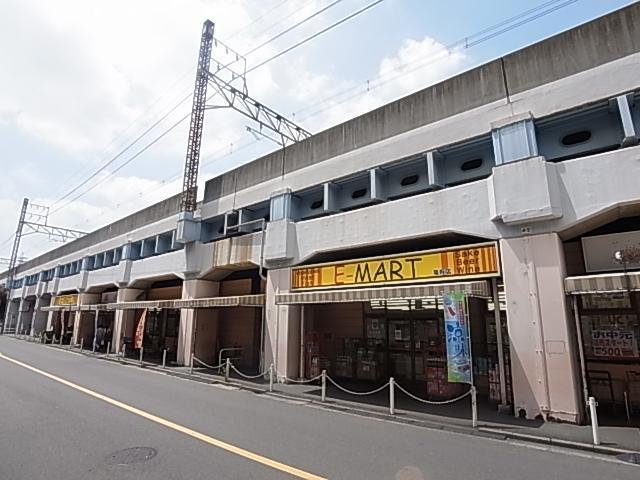 Supermarket. E-MART Nishikameari store (supermarket) to 400m