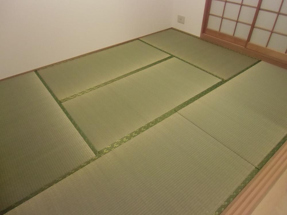 Non-living room. Japanese-style room (living beside)