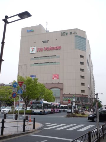 Shopping centre. Ito-Yokado Kameari Ekimae to (shopping center) 380m